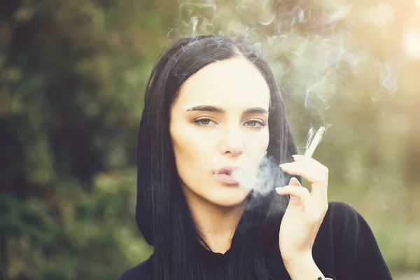 性感的黑发女孩吸烟 — 图库照片