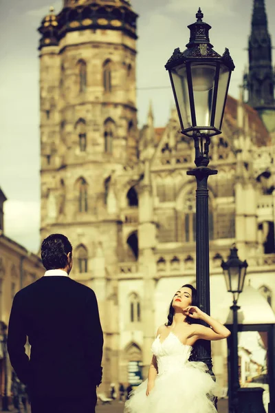 Beautiful bride and handsome groom — Stock Photo, Image