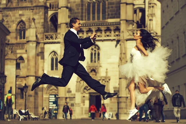 Ślub szczęśliwa para skoków w pobliżu zamku — Zdjęcie stockowe
