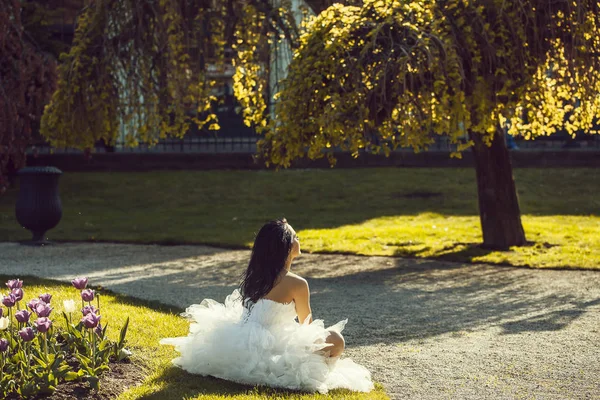 Mooie bruid in park — Stockfoto