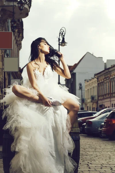 Свадебная сексуальная женщина на деревянной бочке на улице — стоковое фото