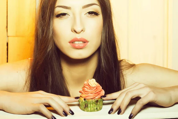 Vacker kvinna med cupcake — Stockfoto