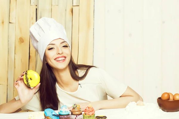 귀여운 요리사의 모자와 앞치마 그림에 부엌에서 계란과 밀가루의 달콤한 디저트 — 스톡 사진