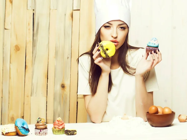 귀여운 요리사의 모자와 앞치마 그림에 부엌에서 계란과 밀가루의 달콤한 디저트 — 스톡 사진