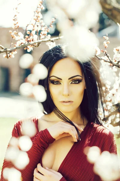 Mujer con flor de primavera — Foto de Stock