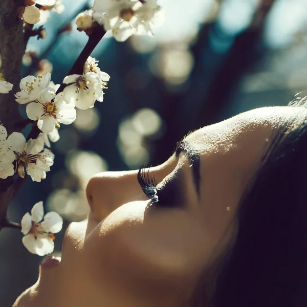 Chica sensual con flores en flor — Foto de Stock