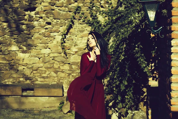 Vrouw in rode jurk buiten — Stockfoto