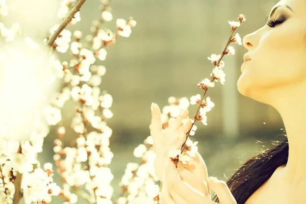Mujer con flor de primavera —  Fotos de Stock