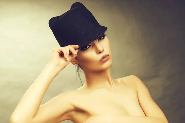 Donna alla moda in topless — Foto Stock