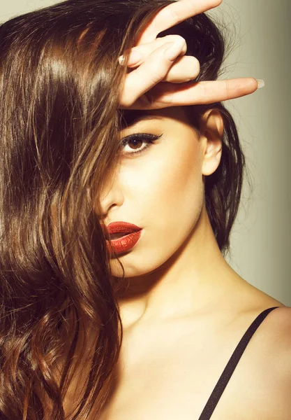 赤い唇、長いブルネットの髪でセクシーな女性 — ストック写真