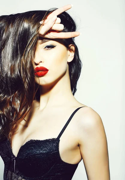 Kırmızı dudaklar, siyah sütyen uzun saçlı seksi kadınla — Stok fotoğraf