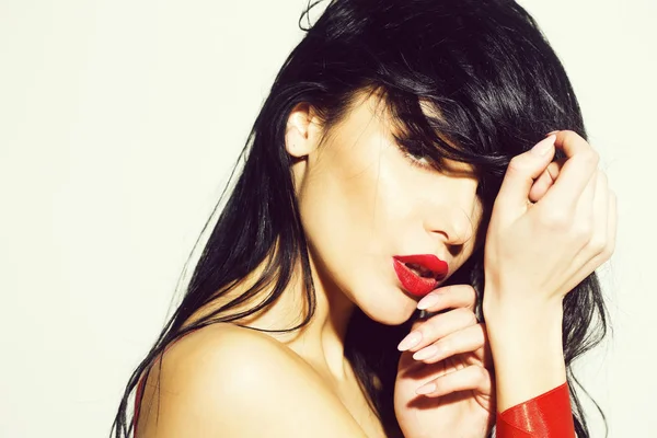 Sexig kvinna med röda läppar, långt hår med band — Stockfoto
