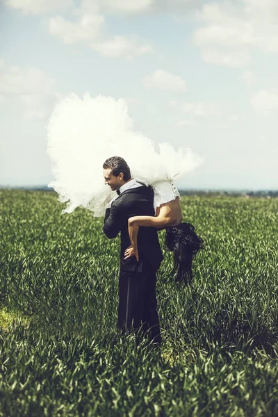 Svatební pár na zelené trávě a modrá obloha — Stock fotografie