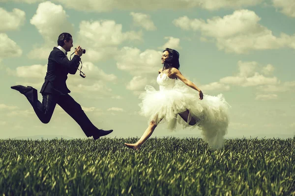 Feliz salto de novia y novio — Foto de Stock