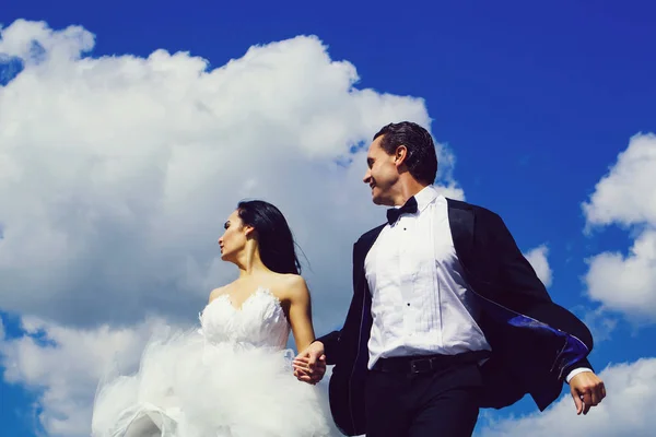 Para ślub na błękitne niebo — Zdjęcie stockowe