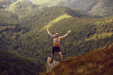 yakışıklı olan dağ yamacında