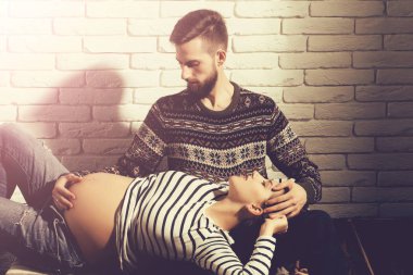 sakallı adam ve yuvarlak karın ile oldukça hamile kadın