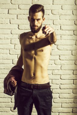 ile diyet sakallı adam veya hipster yakışıklı olan çıplak ince veya ince gövde, göğüs ve gövde anoreksiya ile tutan mor gömlek beyaz tuğla duvar arka plan üzerinde