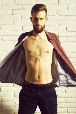 ince tuğla duvar arka plan üzerinde mor tişörtlü adam sakallı