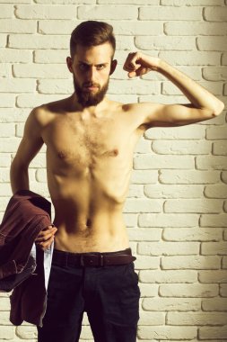 tuğla zemin üzerine ince çıplak gövde ile ince sakallı adam