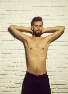 tuğla zemin üzerine ince çıplak gövde ile ince sakallı adam