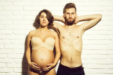 ince yuvarlak karın ile oldukça hamile kadın ve sakallı