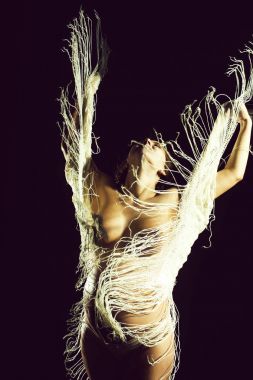 beyaz kaşkollu çıplak yuvarlak karın ile oldukça hamile kadın