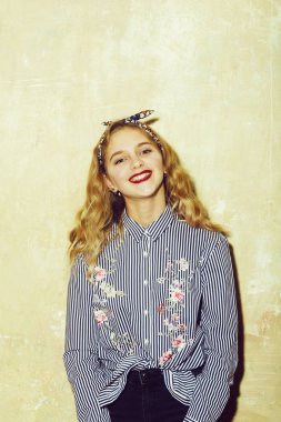 Neşeli güzel kız mavi çizgili gömlek ve kafa bandı