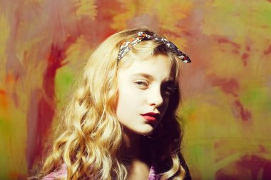 Kırmızı dudaklar ve sarı kıvırcık saçlı güzel kız