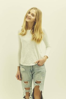 Sarışın saçları oldukça mutlu genç kız