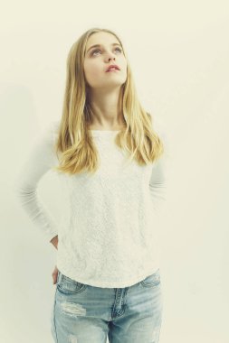 sarışın saçlı genç ve güzel kız