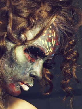 Paited yüz kadınla