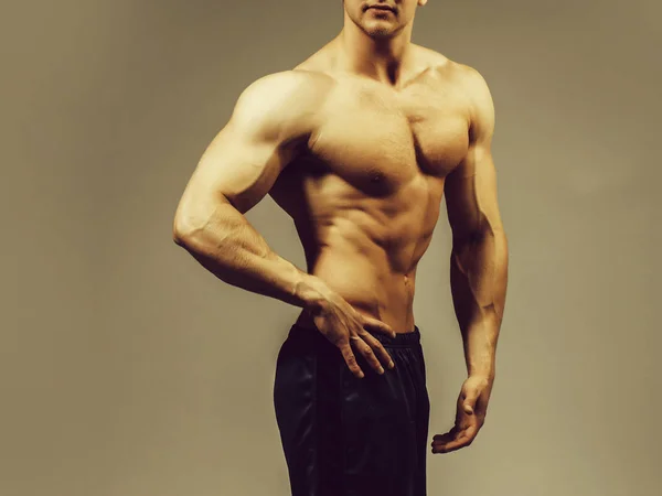 Junger Schöner Macho Mann Bodybuilder Mit Sexy Muskulösem Athletischen Körper — Stockfoto