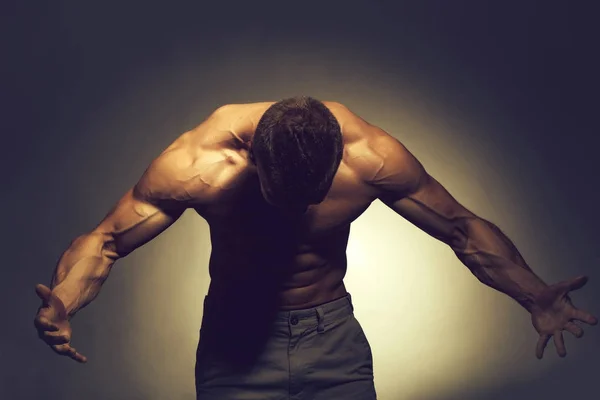Sexig Muskulös Manlig Kropp Idrottsman Bodybuilder Poserar Vid Makten Med — Stockfoto