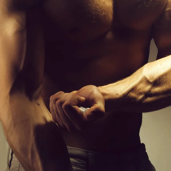 Nakna Bröst Och Muskulös Manlig Arm Ung Man Med Stora — Stockfoto