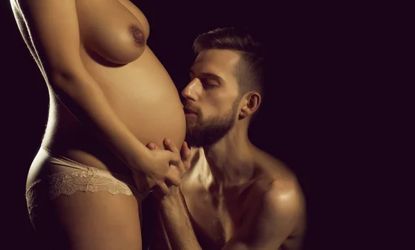 Szakállas férfi, és a szép a terhes nő meztelen kerek pocak — Stock Fotó
