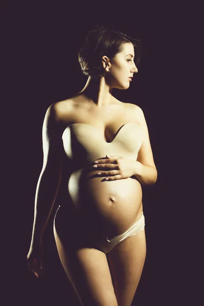 몸매와 바지와 브래지어 어머니에 배경에 고립에 귀여운 임신한 — 스톡 사진