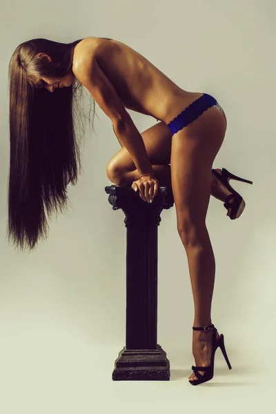 Chica bastante sexy con el pelo largo y el cuerpo desnudo — Foto de Stock
