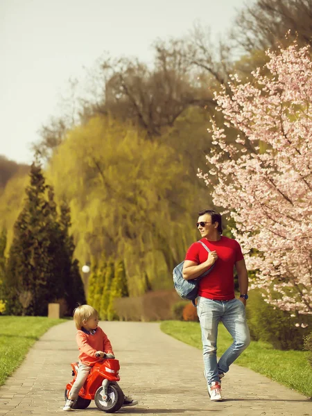 Elegante Giovane Bell Uomo Che Cammina Nel Parco Con Figlio — Foto Stock
