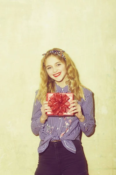 Χαρούμενο το όμορφο κορίτσι με κόκκινο δώρο πλαίσιο — Φωτογραφία Αρχείου