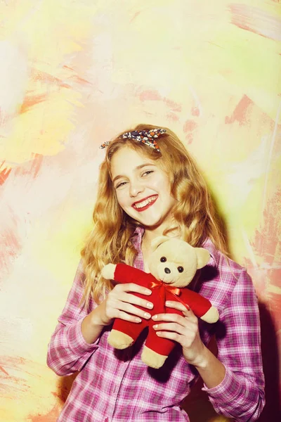 Jolie jolie fille sourit avec ours en peluche mignon en rouge — Photo