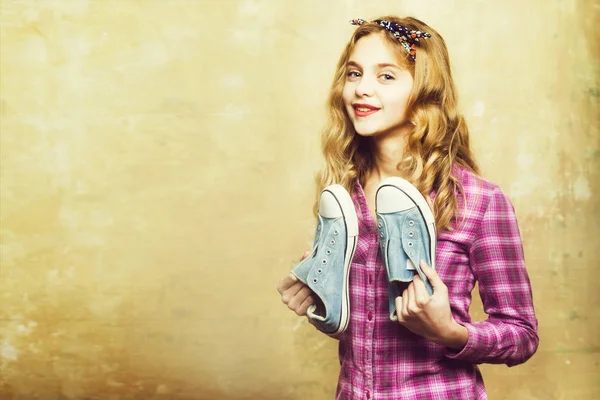 Mooi meisje met blauwe fashion sneakers in handen — Stockfoto