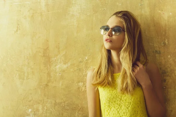 Menina bonita com cabelo loiro longo em vestido amarelo, óculos de sol — Fotografia de Stock