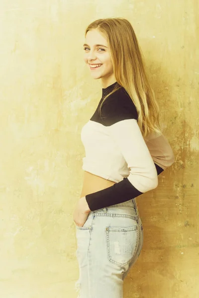 Досить молода щаслива дівчина з світлим волоссям в модному светрі — стокове фото