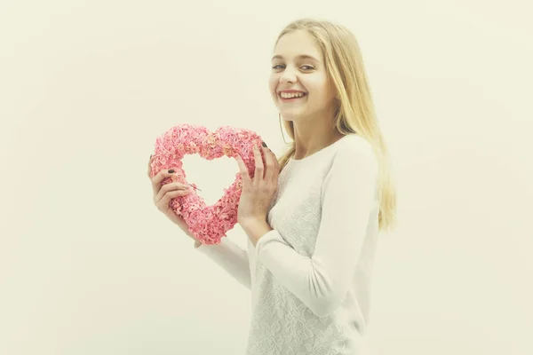 Jolie fille heureuse avec coeur en osier rose pour la Saint-Valentin — Photo