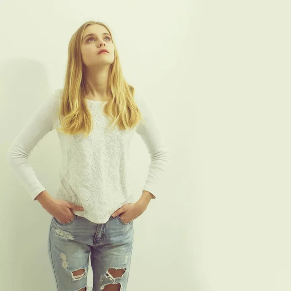 Bella ragazza con i capelli biondi — Foto Stock