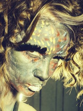 Paited yüz kadınla