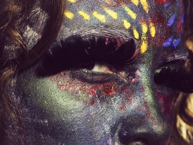 Paited yüz kadınla