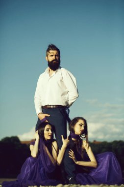 Sakallı adam ve iki kadın açık