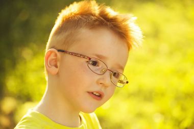 Kızıl saçlı gözlüklü erkek mutlu bebek